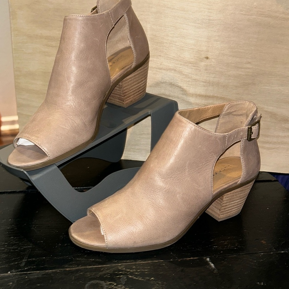 Lucky Brand LP-Barimo Taupe Leather Peep Toe ankle booties w/Open Sides & buckle